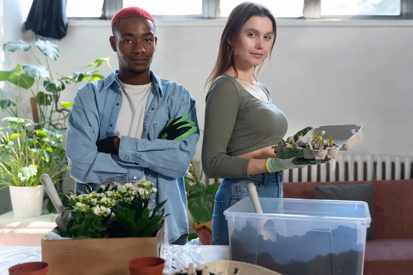 Взрослый повторно использует предметы творческими способами