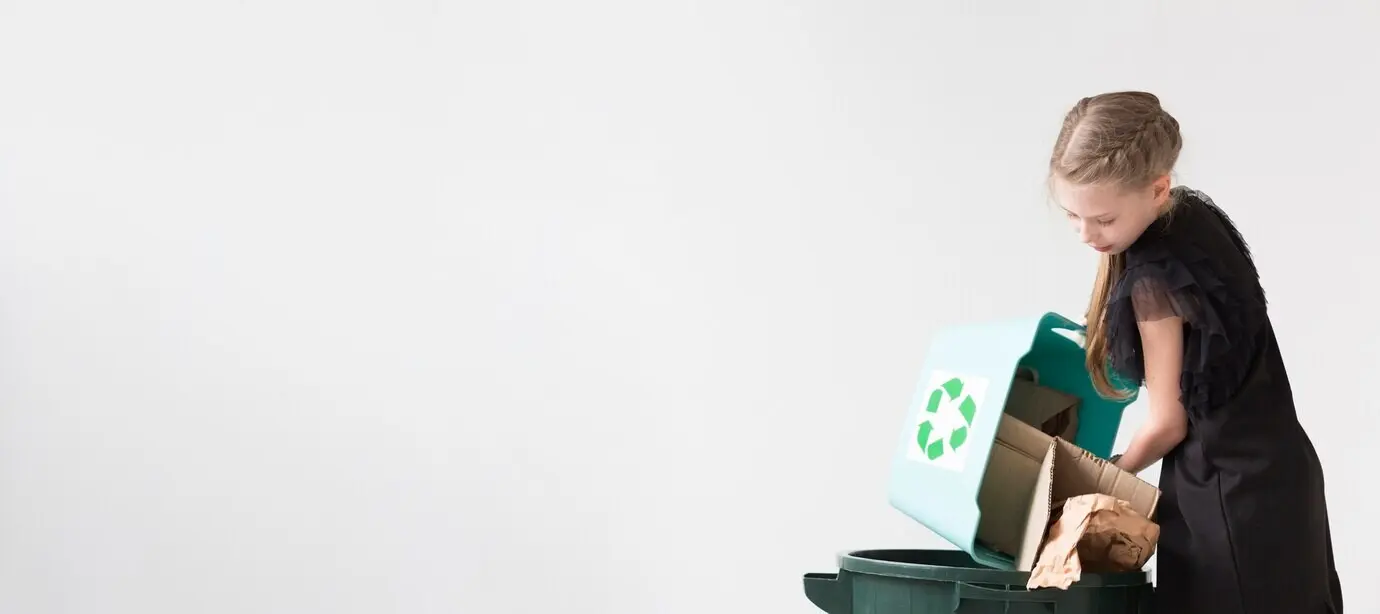 Очаровательные юные девочки, занимающиеся переработкой отходов, с местом для текста