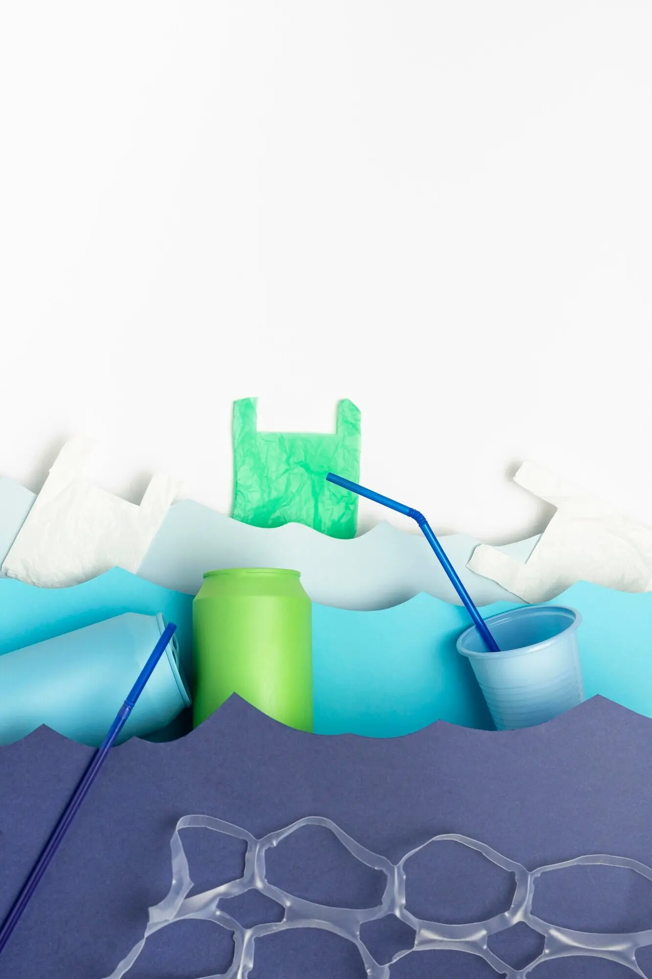 Вид сверху: пластиковые пакеты и соломинки в океане из бумаги.